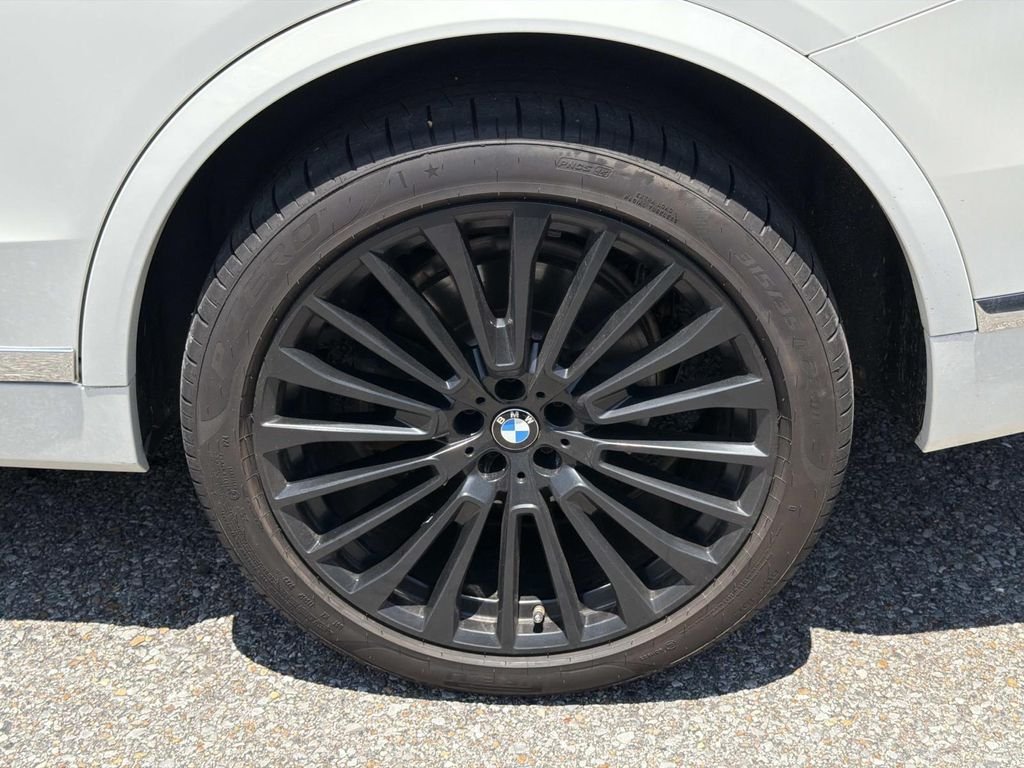 Used 2021 White BMW xDrive40i image 4