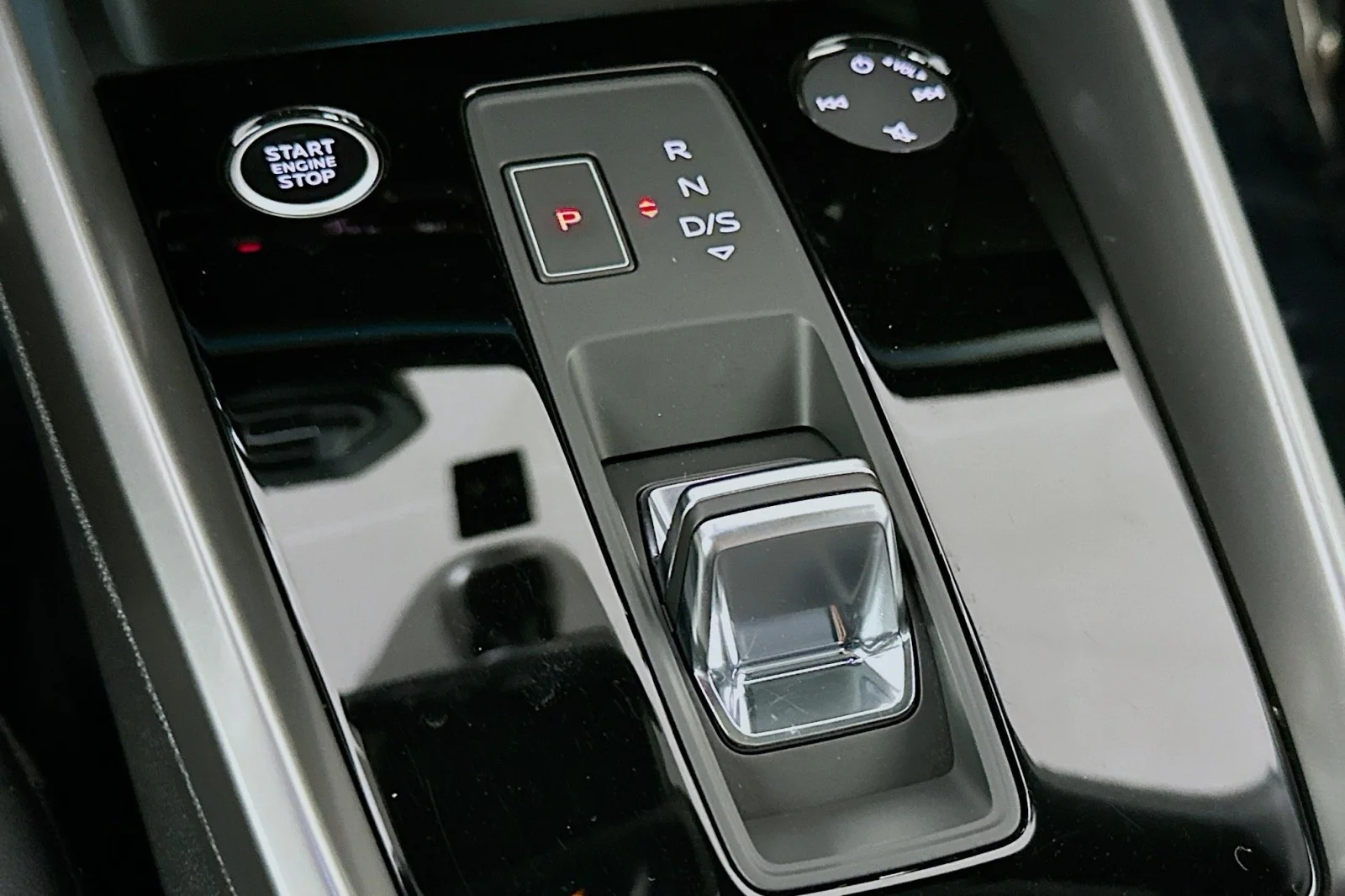 Used 2024 Florett Silver Metallic Audi Premium Plus image 7