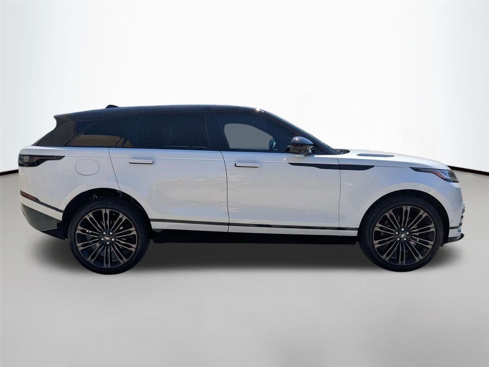 New 2026 Ostuni Pearl White Premium Metallic Land Rover Dynamic SE image 4