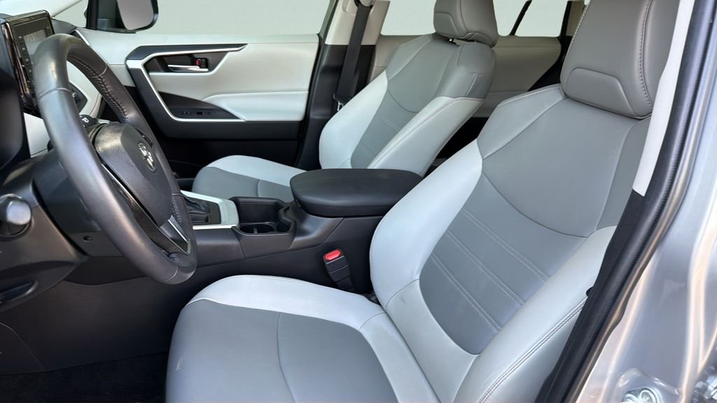 Used 2022 Silver Toyota XLE Premium image 31