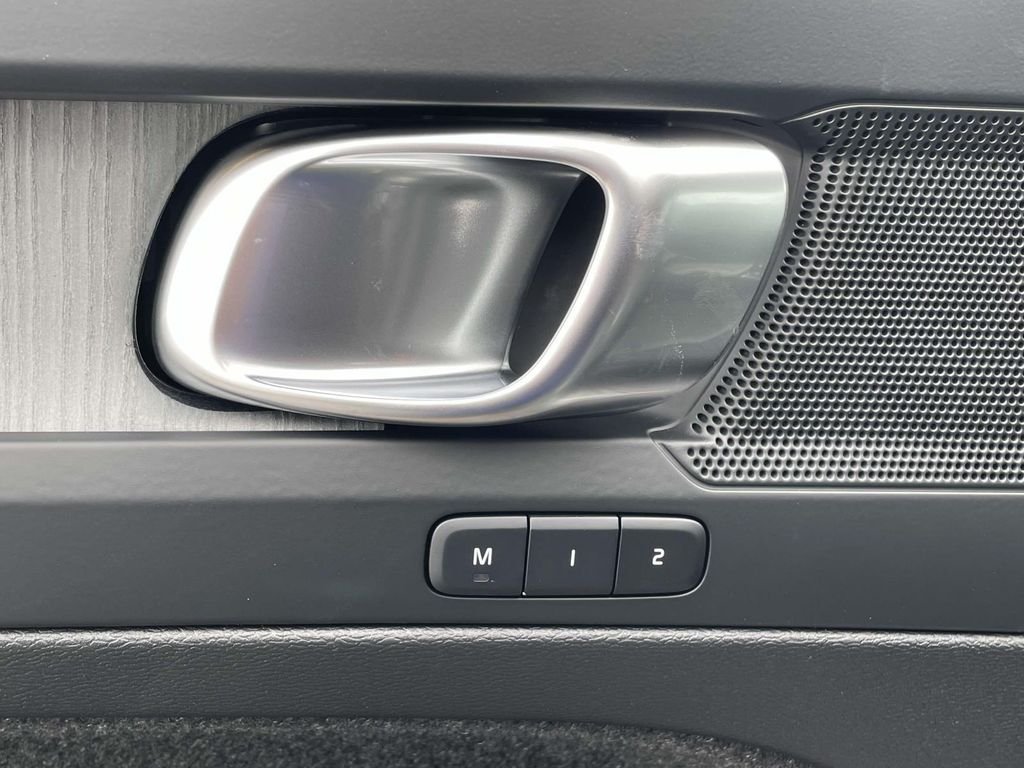 2026 Volvo XC40 Plus - Photo 8
