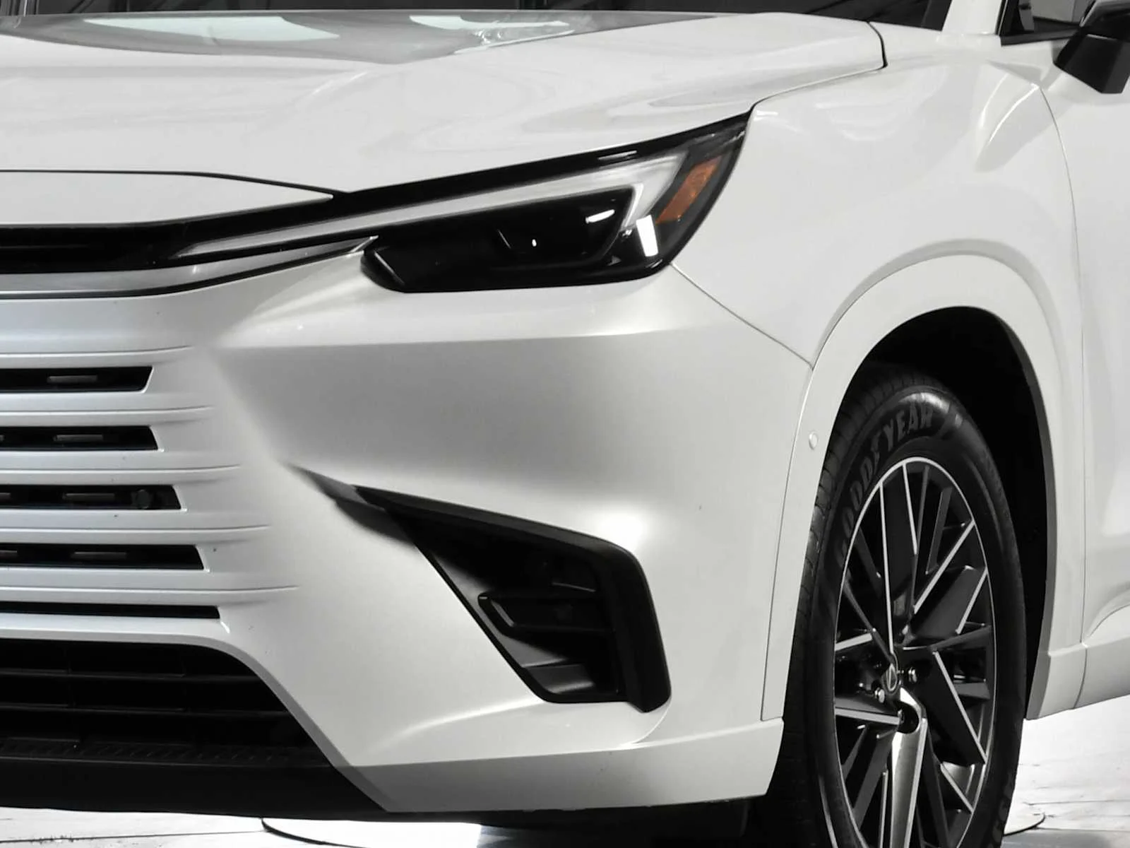Certified Used 2025 WIND CHILL PEARL Lexus Premium image 11