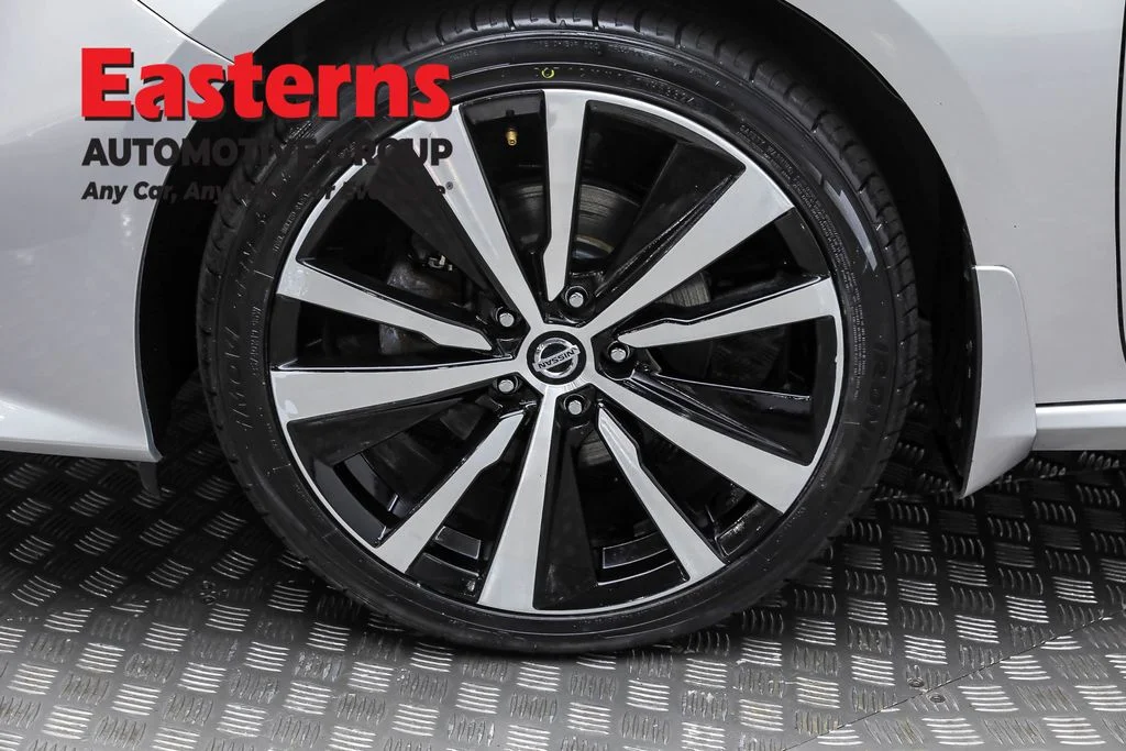 Used 2022 Silver Nissan 2.5 SR image 29