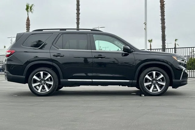 Used 2025 Black Honda Touring image 3
