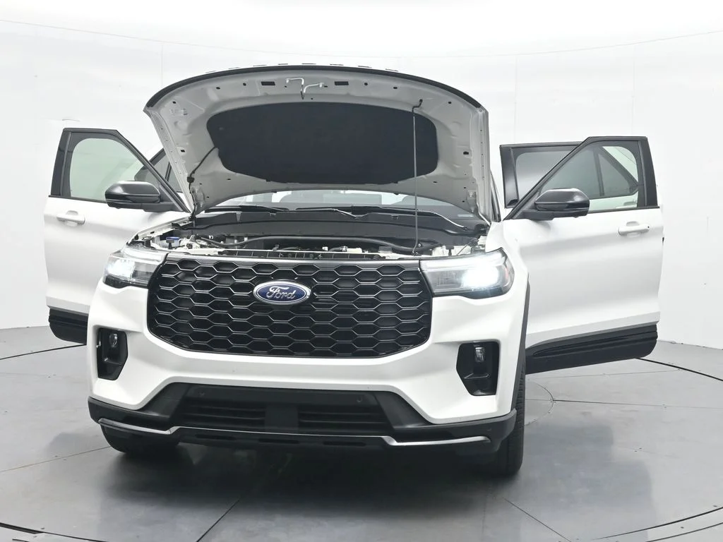 New 2026 Star White Metallic Tri-Coat Ford ST-Line image 46