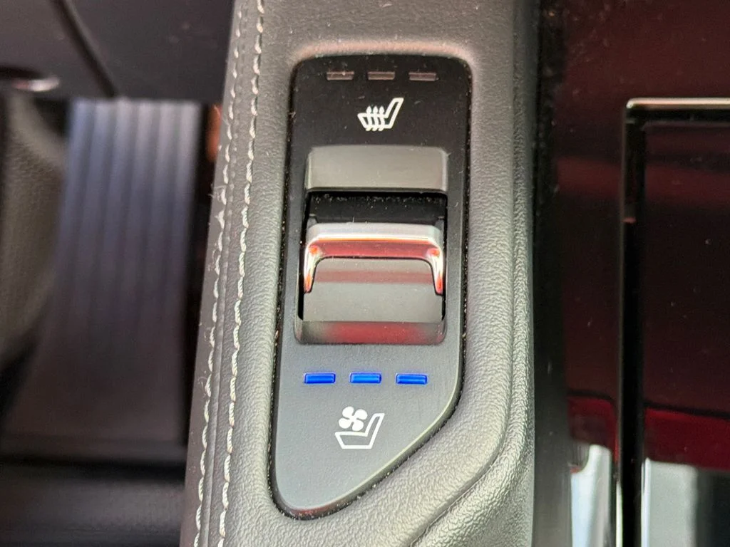 Used 2022 White Kia EX image 31