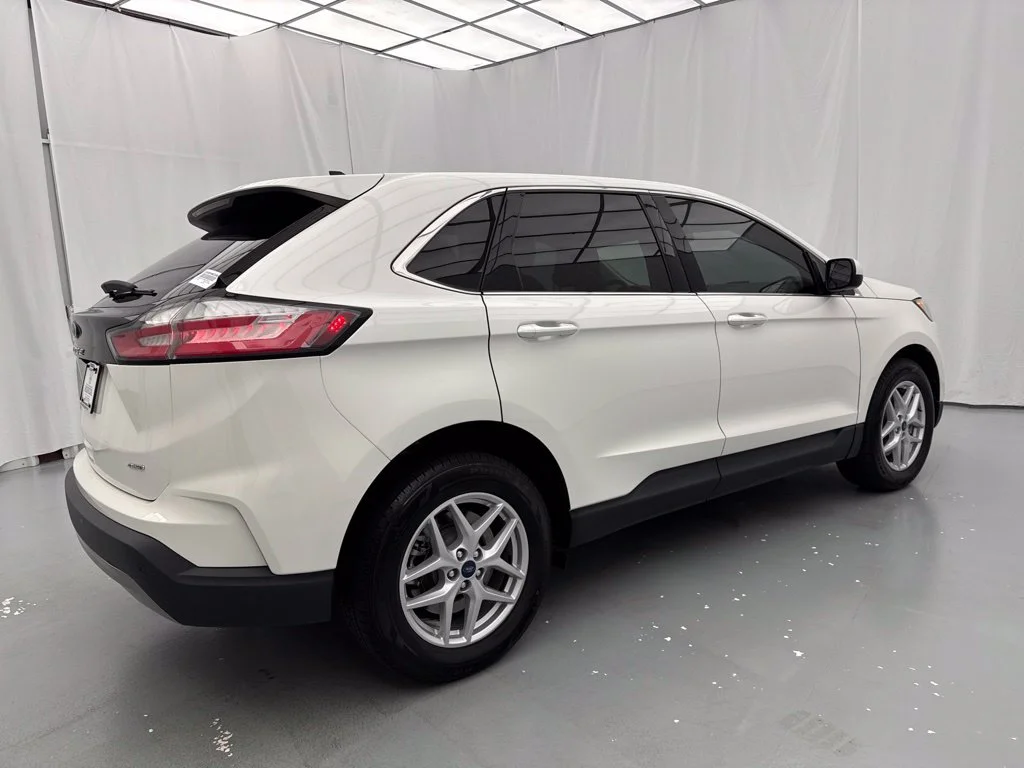 Used 2022 White Metallic Ford SEL image 13