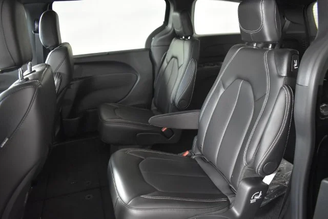 New 2026 Diamond Black Crystal Pearl-Coat Exterior Paint Chrysler Select image 18