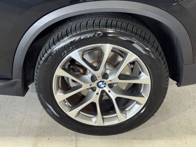 Used 2025 Black Sapphire Metallic BMW sDrive40i image 36