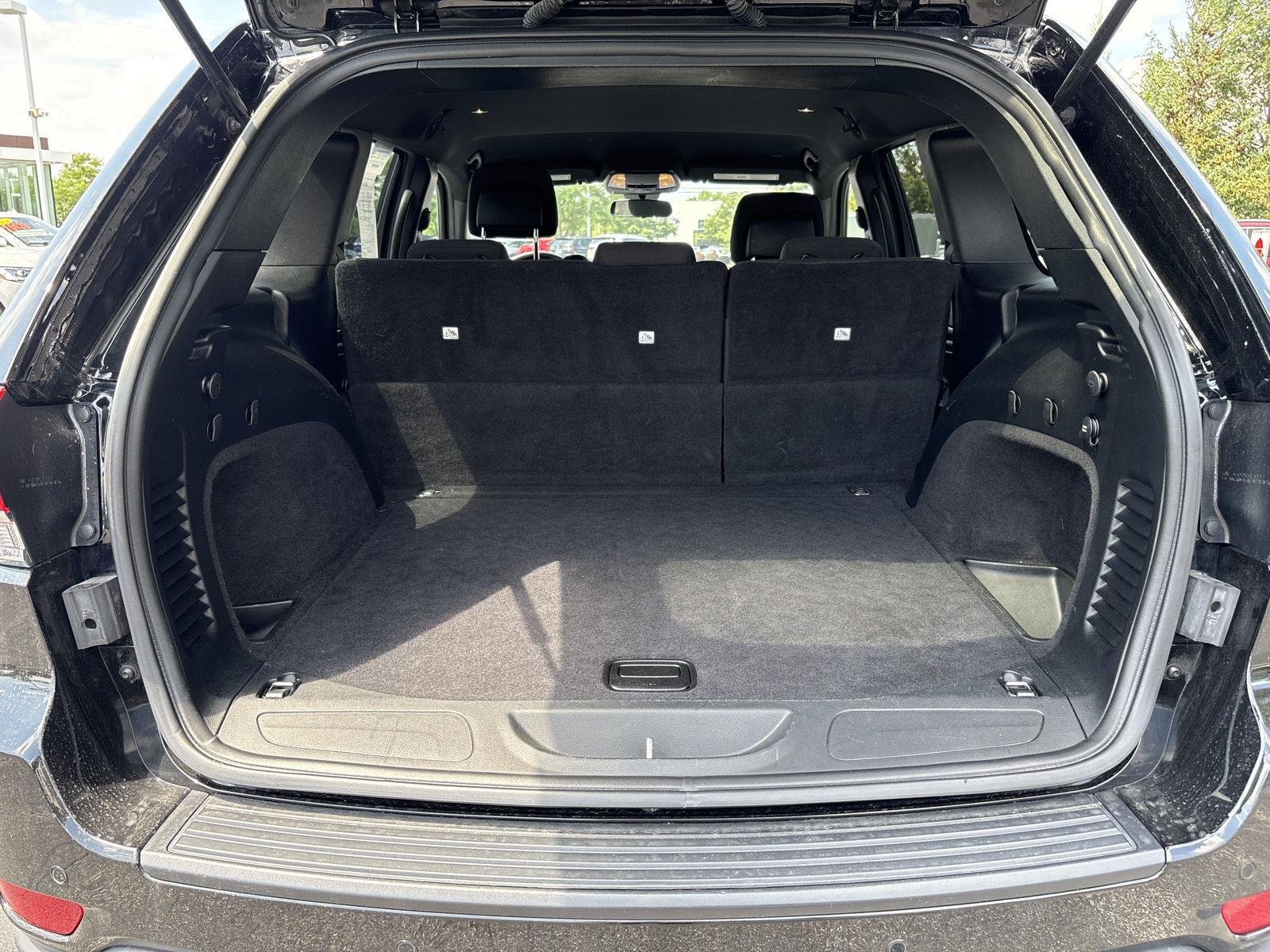 Used 2020 Diamond Black Crystal Pearl Jeep Laredo image 19