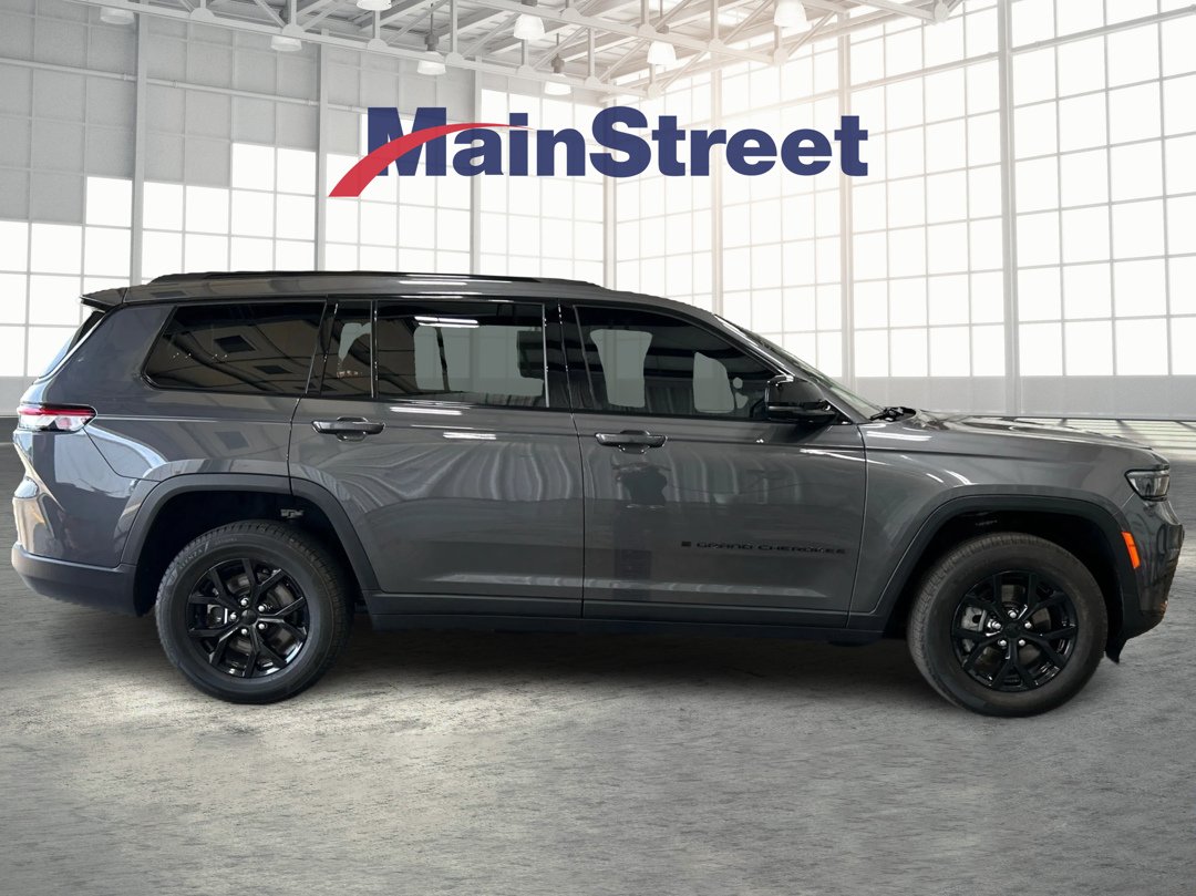 Used 2024 Gray Jeep Altitude image 6