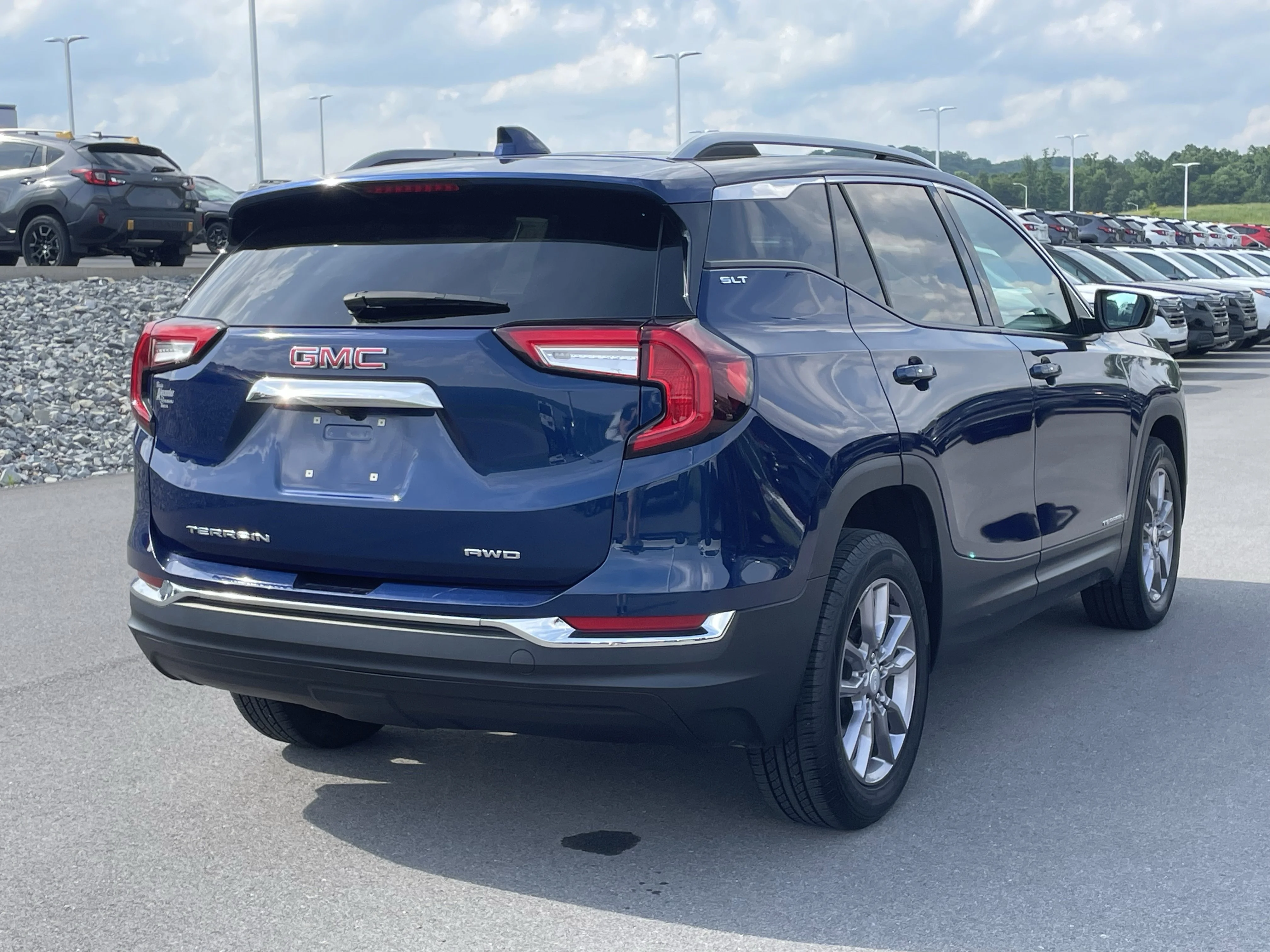 Used 2023 Marine Metallic GMC SLT image 3