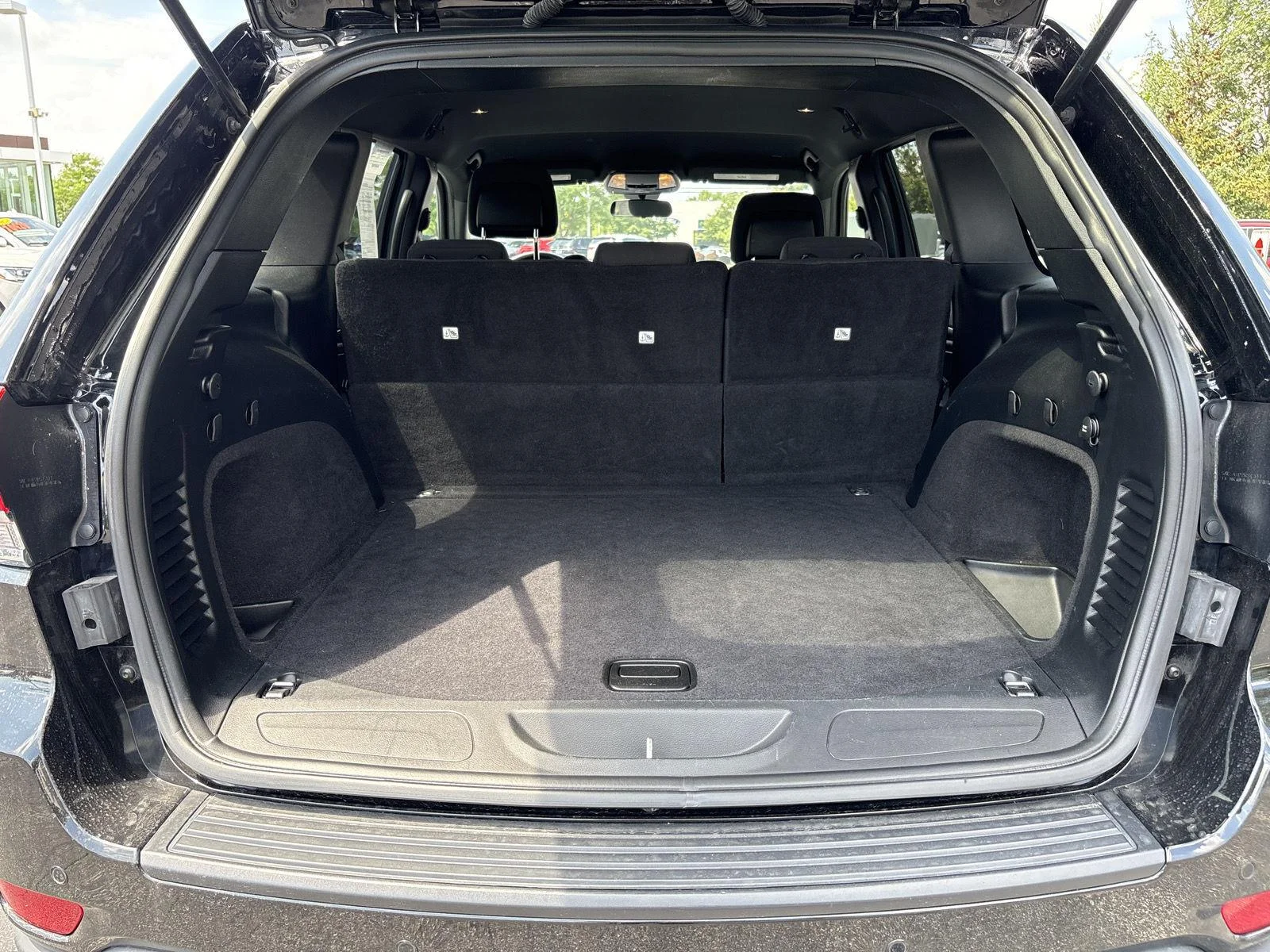 Used 2020 Diamond Black Crystal Pearl Jeep Laredo image 19