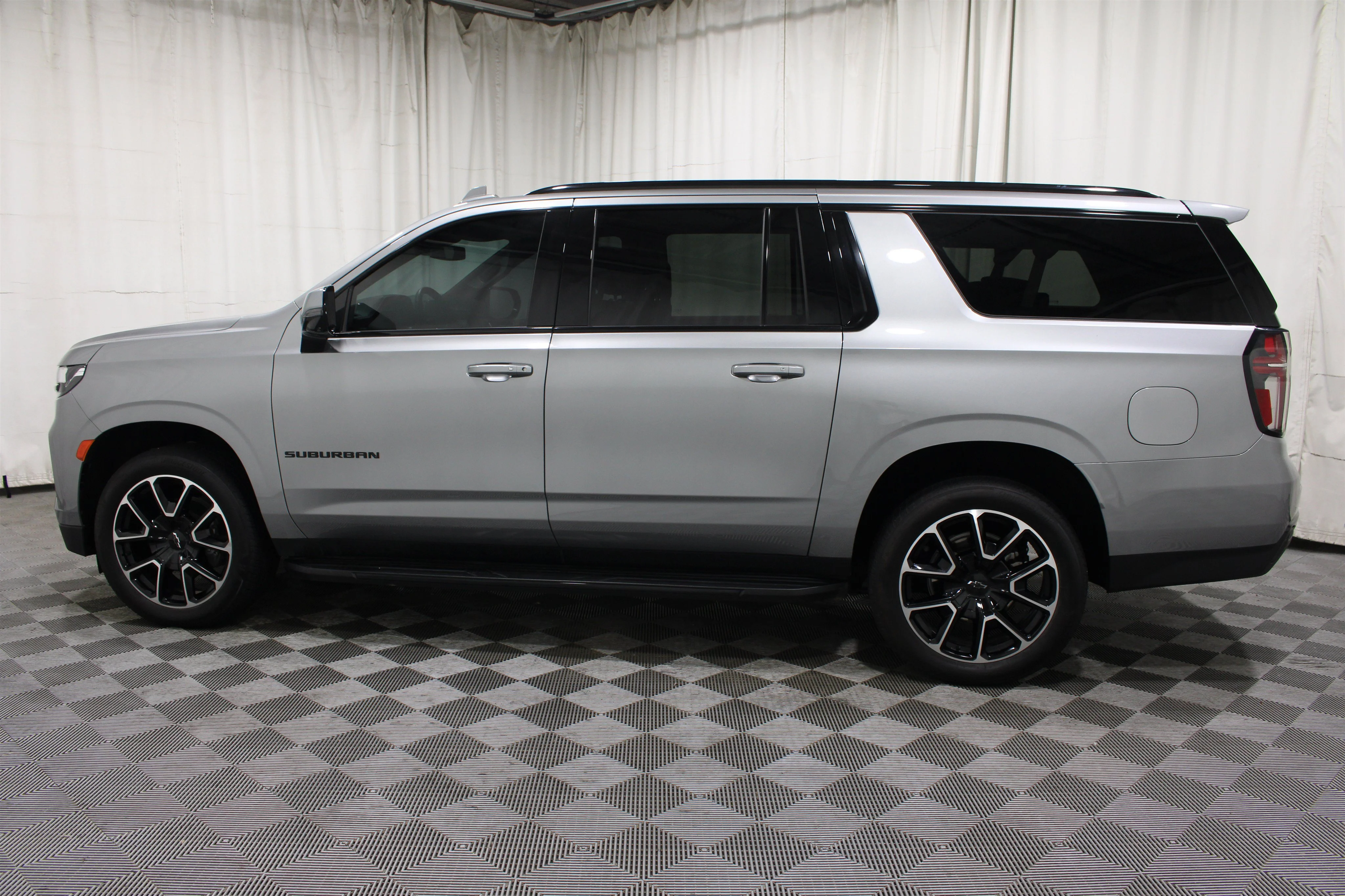 2024 Chevrolet Suburban RST - Photo 35