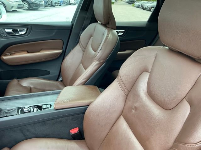 Used 2019 White Volvo T5 Momentum image 27