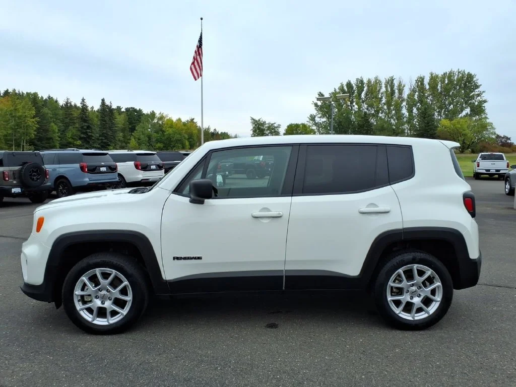 Used 2023 White Jeep Latitude image 4