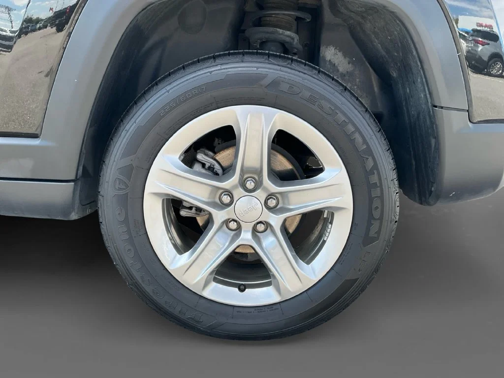 Used 2024 Black Jeep Latitude image 9