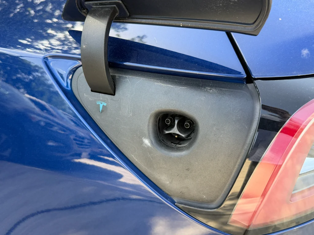 Used 2020  Tesla Standard Range image 32