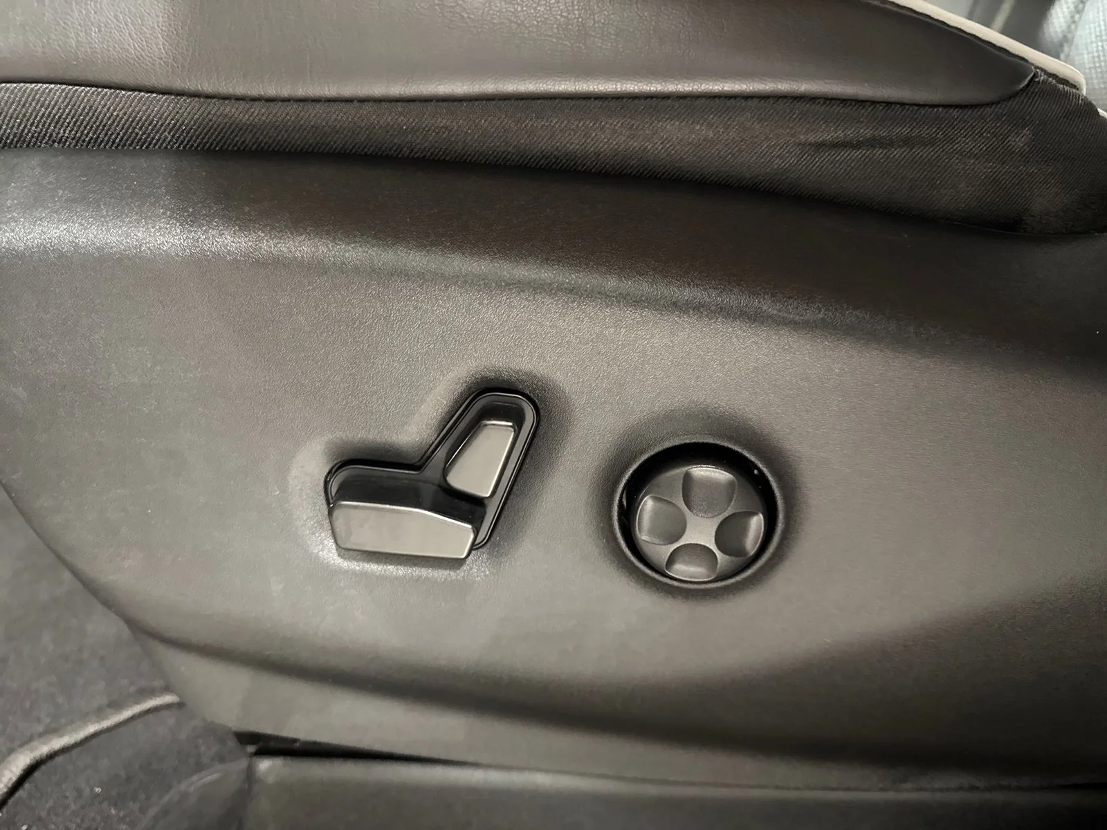 Used 2023 White Chrysler Limited image 16