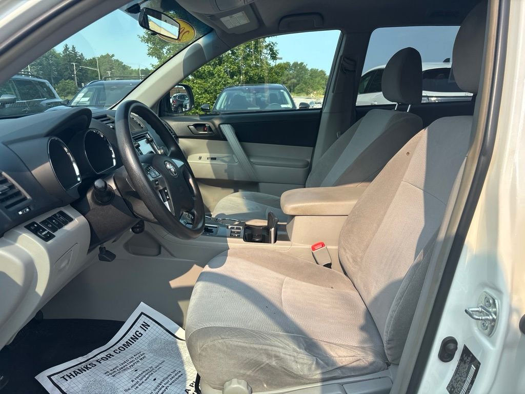 Used 2013 White Toyota Base image 19