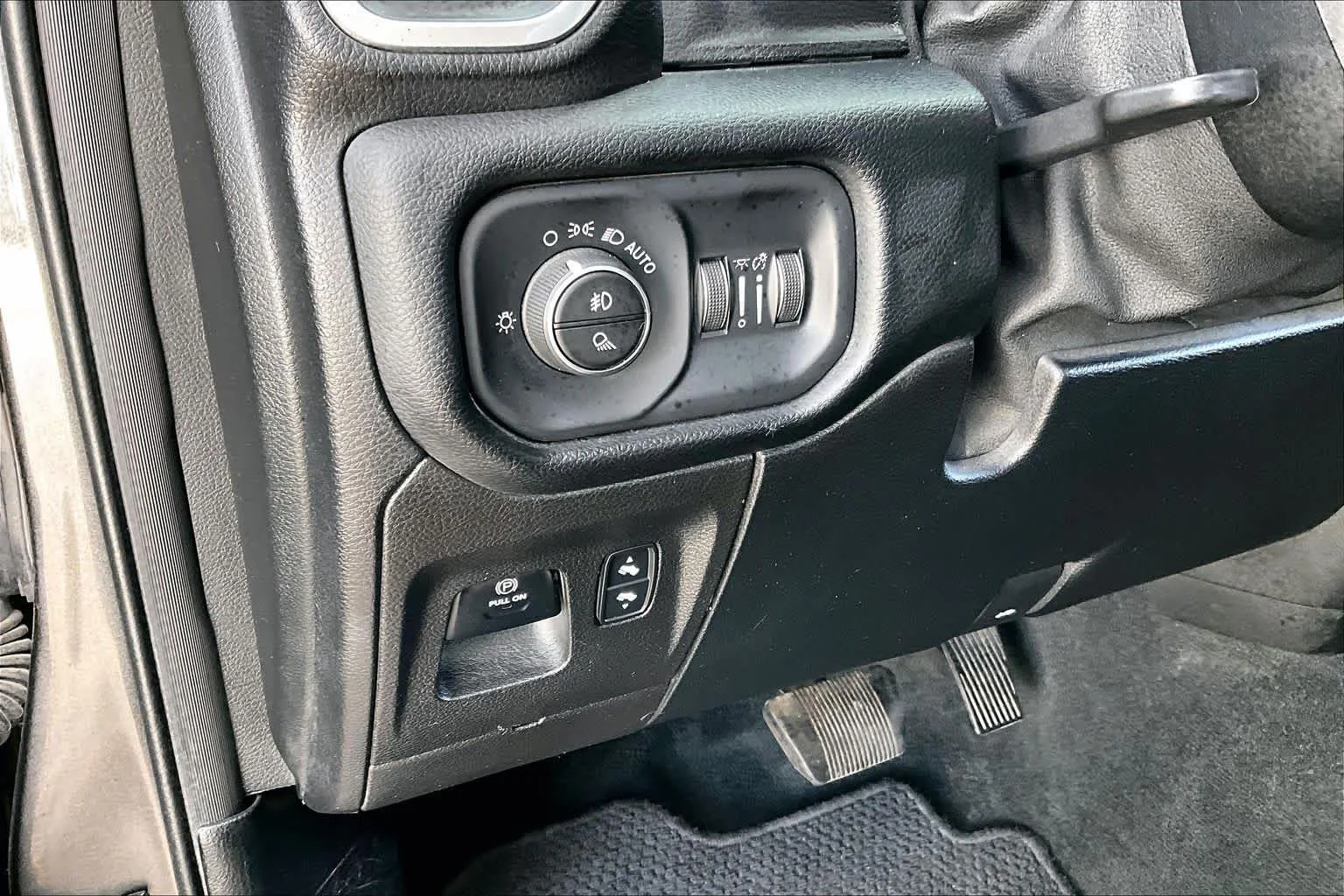 Used 2021 Granite Crystal Metallic Clearcoat Ram Laramie image 34