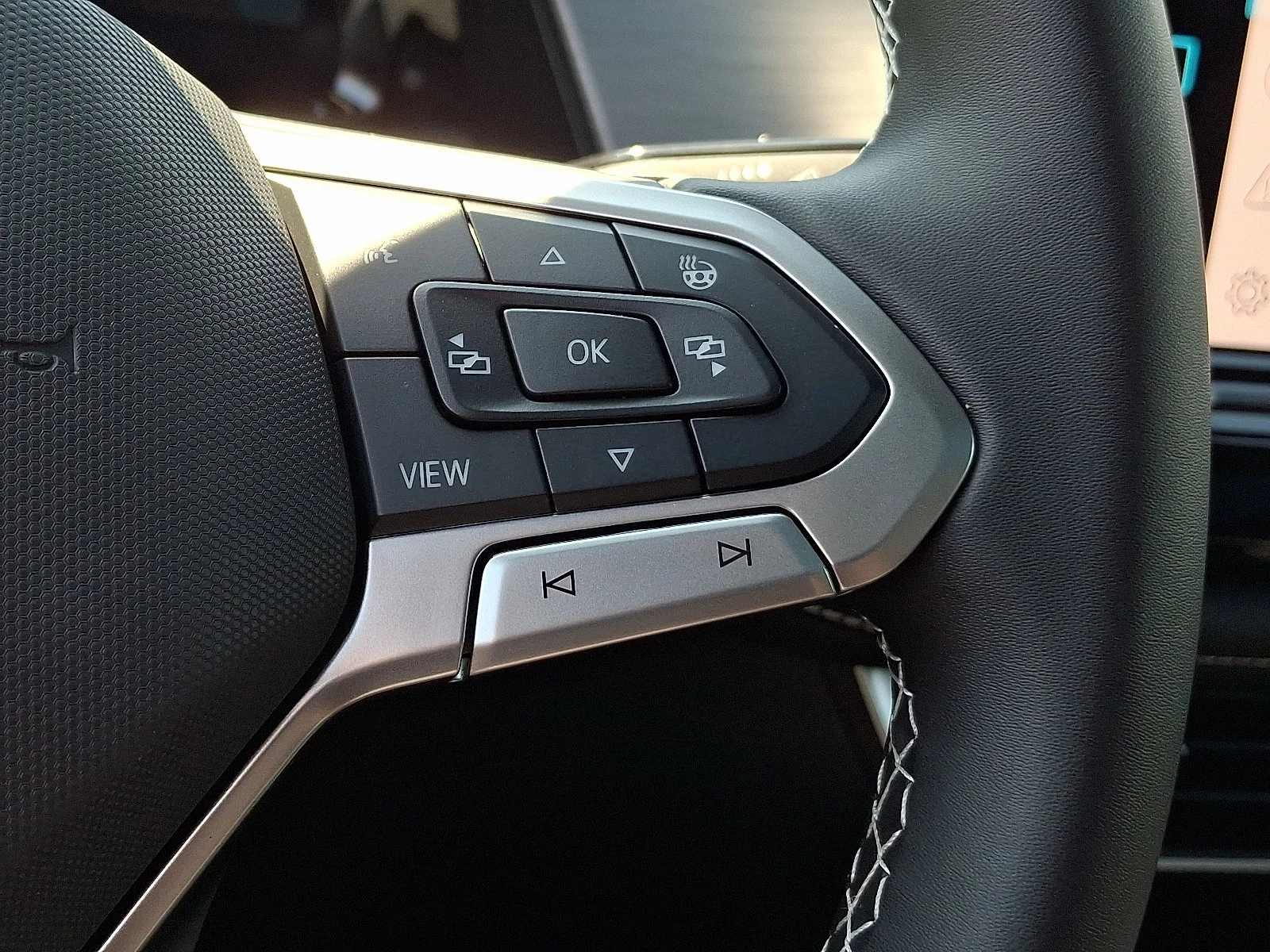 New 2026 Deep Black Pearl Volkswagen 2.0T SE with Technology image 18