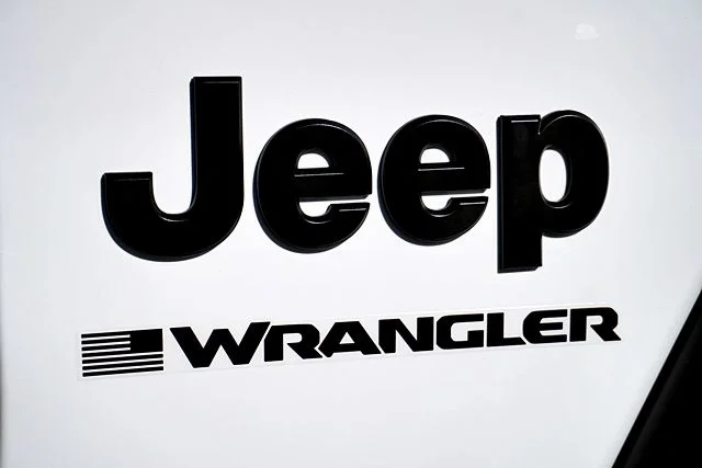 New 2026 Bright White Clear-Coat Exterior Paint Jeep Sport S image 12