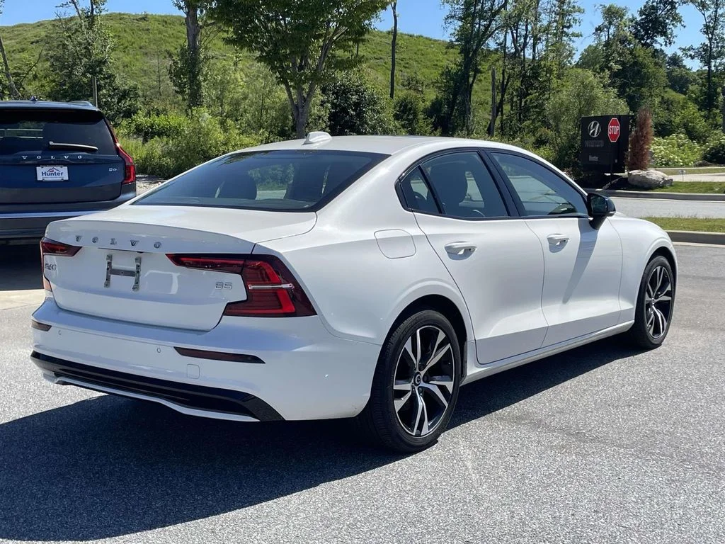 Used 2024 Crystal White Metallic Volvo Core Dark Theme image 27