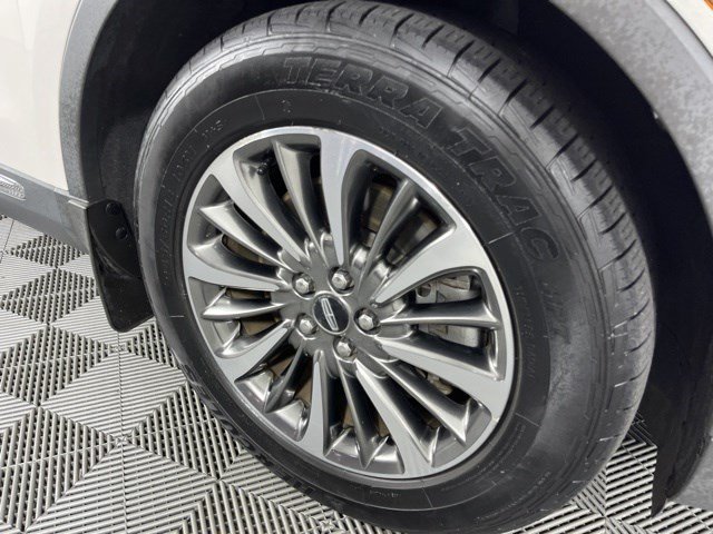 Used 2019 White Platinum Clearcoat Metallic Lincoln Select image 11
