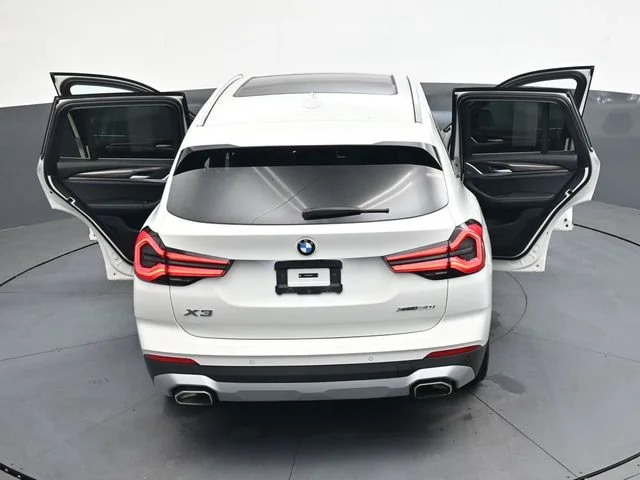 Used 2024  BMW xDrive30i image 41