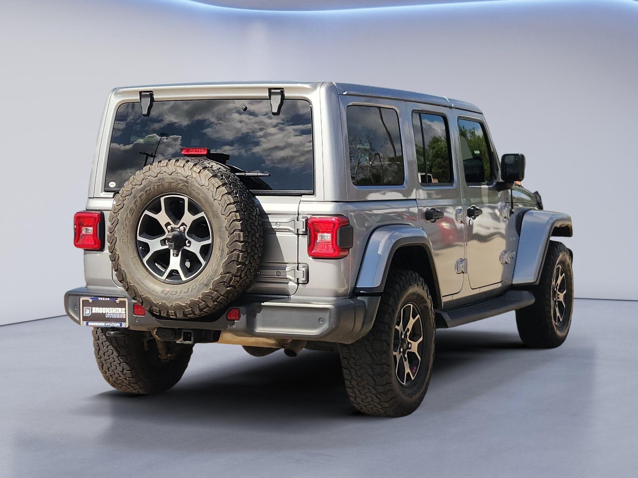 Used 2018 Billet Silver Metallic Clearcoat Jeep Sahara image 6