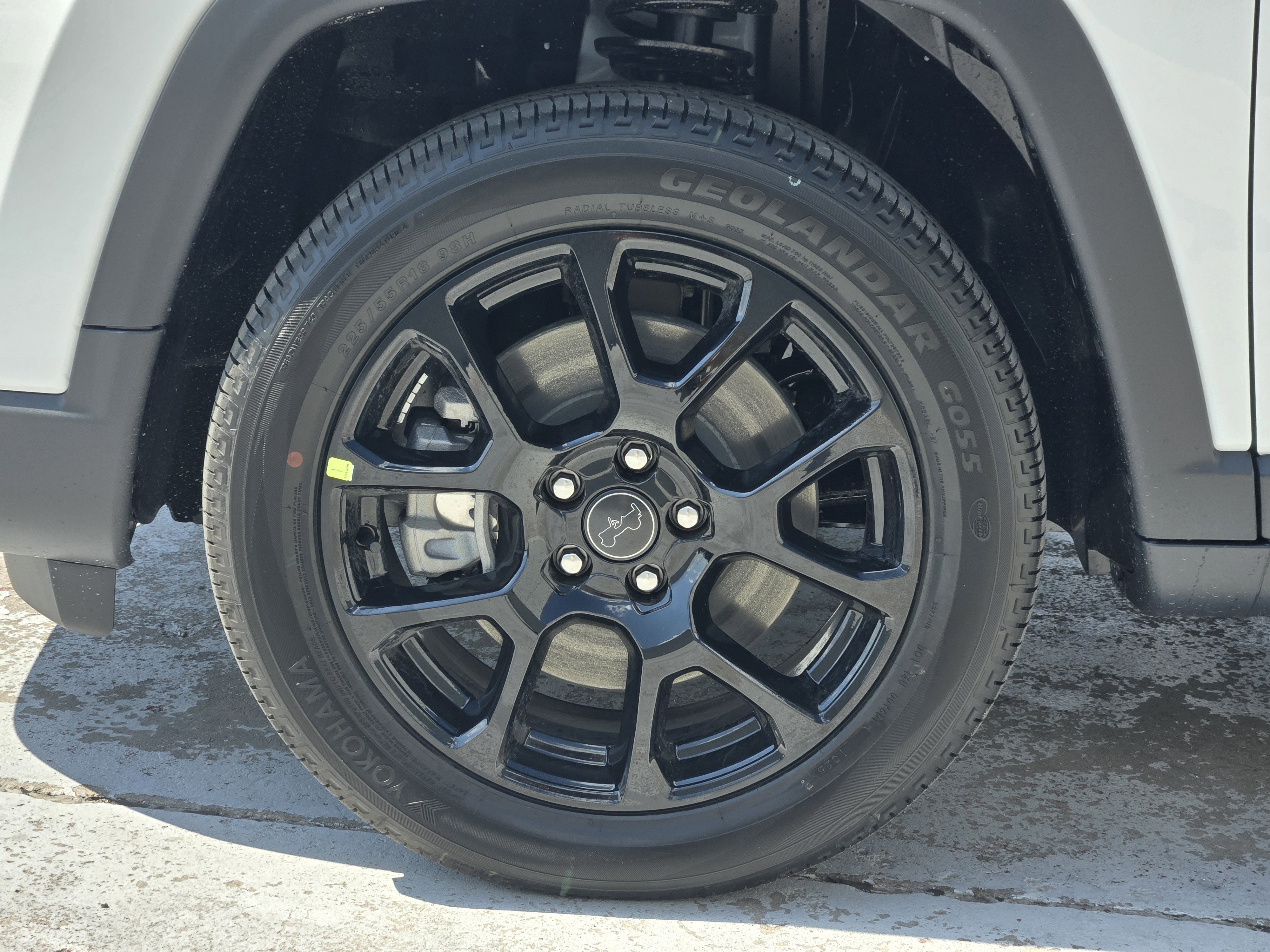 New 2026 Bright White Clear-Coat Exterior Paint Jeep Latitude Altitude image 9