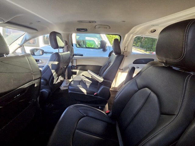 Used 2024 White Chrysler Select image 7