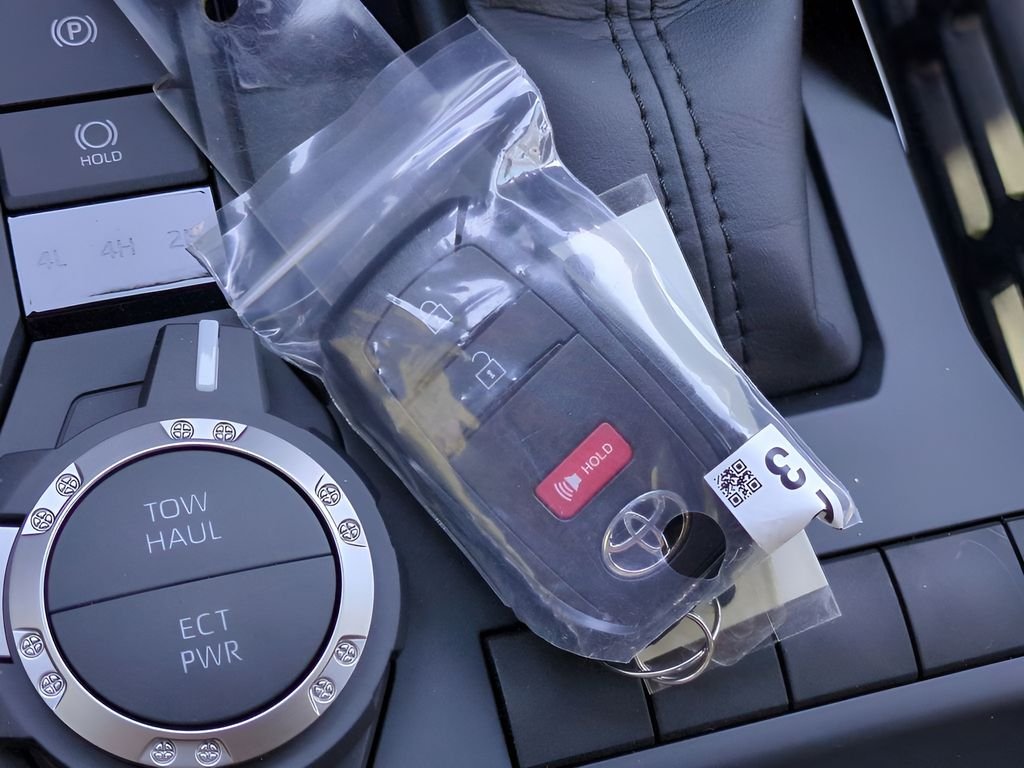 2025 Toyota Tacoma SR5 - Photo 28