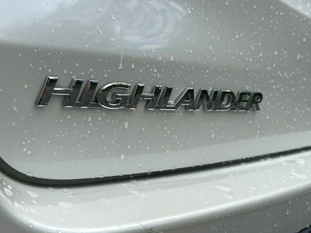 Used 2018 White Toyota LE Plus image 13