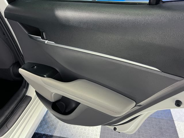 Used 2018 White Toyota LE image 13