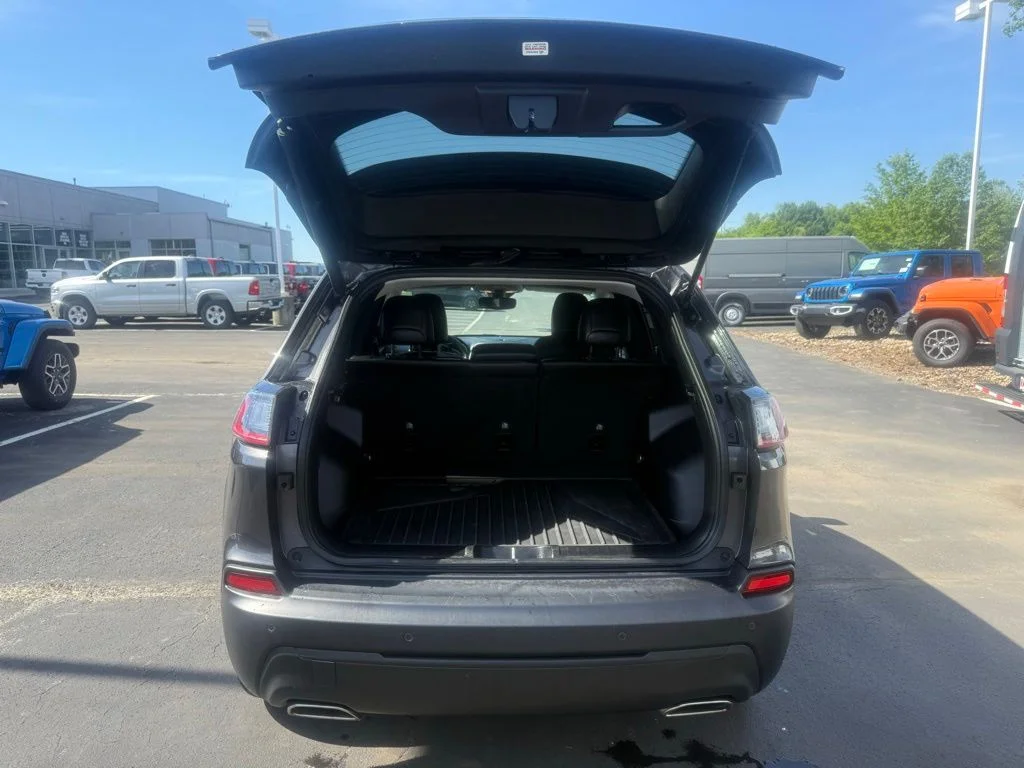 Used 2022 Gray Jeep Latitude Lux image 37