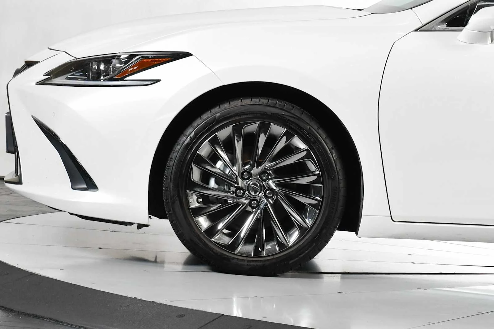 Used 2025 Eminent White Pearl Lexus Luxury image 10
