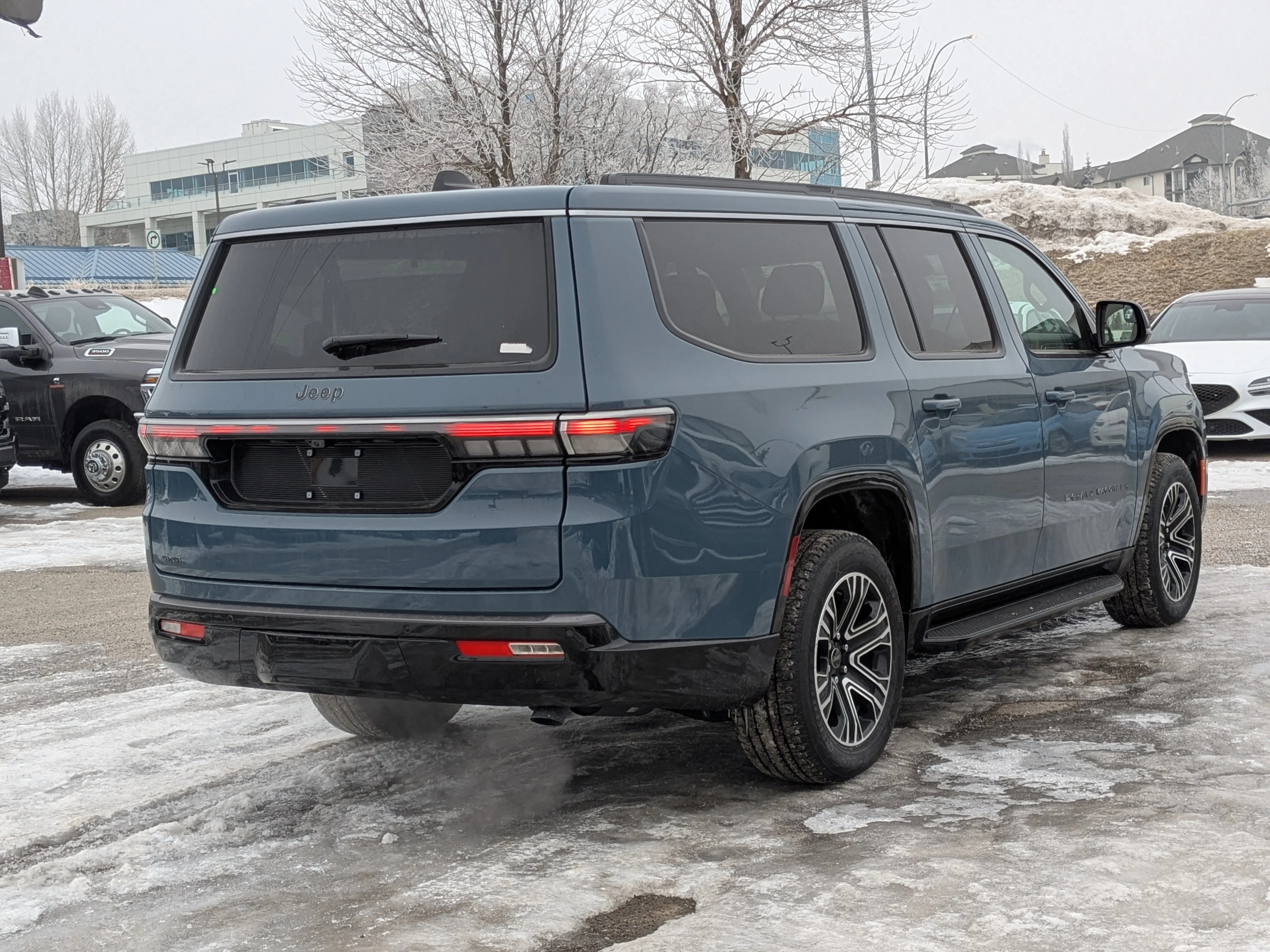 New 2026 Blue Jeep L - Hurricane SO Turbo - 8-Pass Seating - HD Trailer Tow - 12 Display - Vent Seats & More! image 8