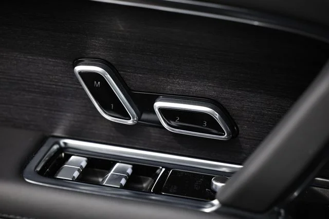 New 2026 Santorini Black Land Rover SE image 17