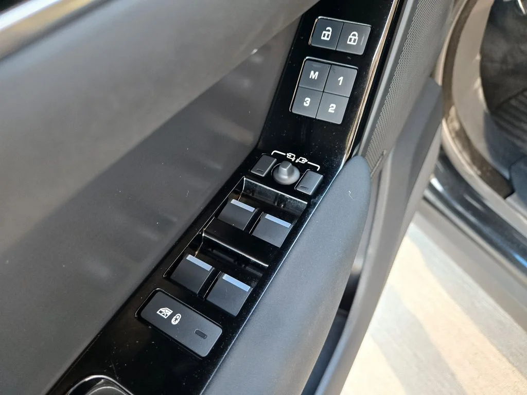 Used 2025  Land Rover Dynamic SE image 33