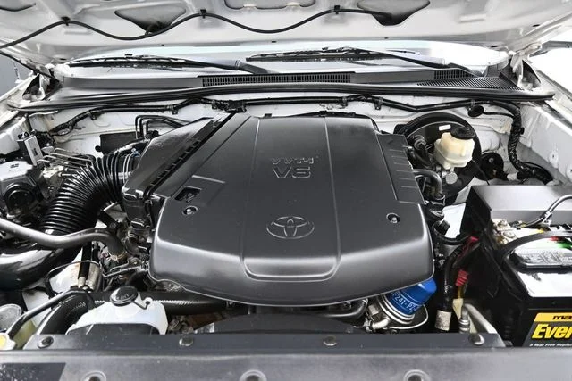 Used 2015 White Toyota Base image 38