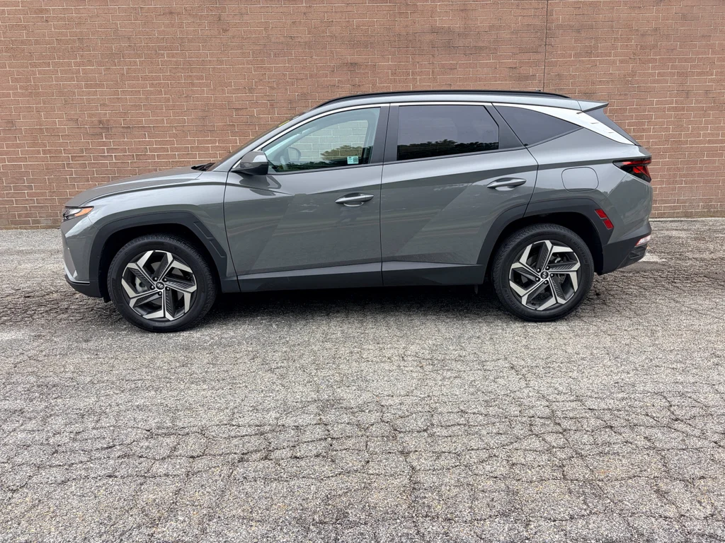 Used 2024 Hampton Gray Hyundai SEL image 2