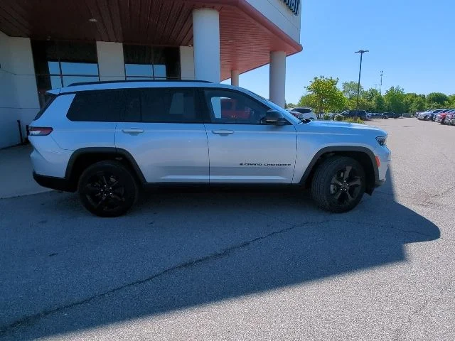 Certified Used 2021 Silver Jeep Altitude image 32