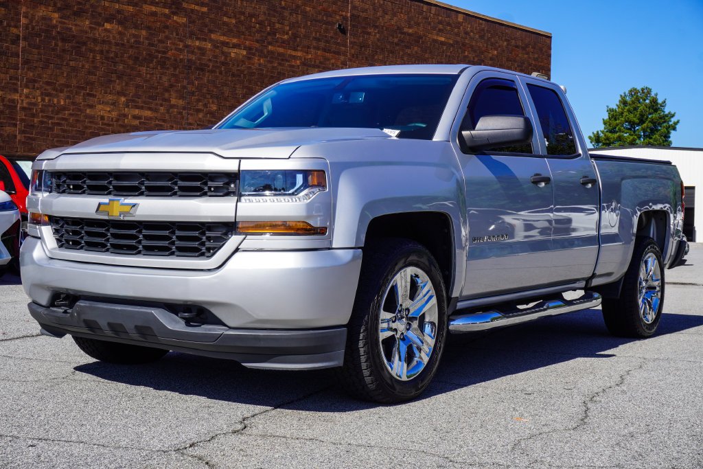 Used 2016 Silver Chevrolet Custom image 4