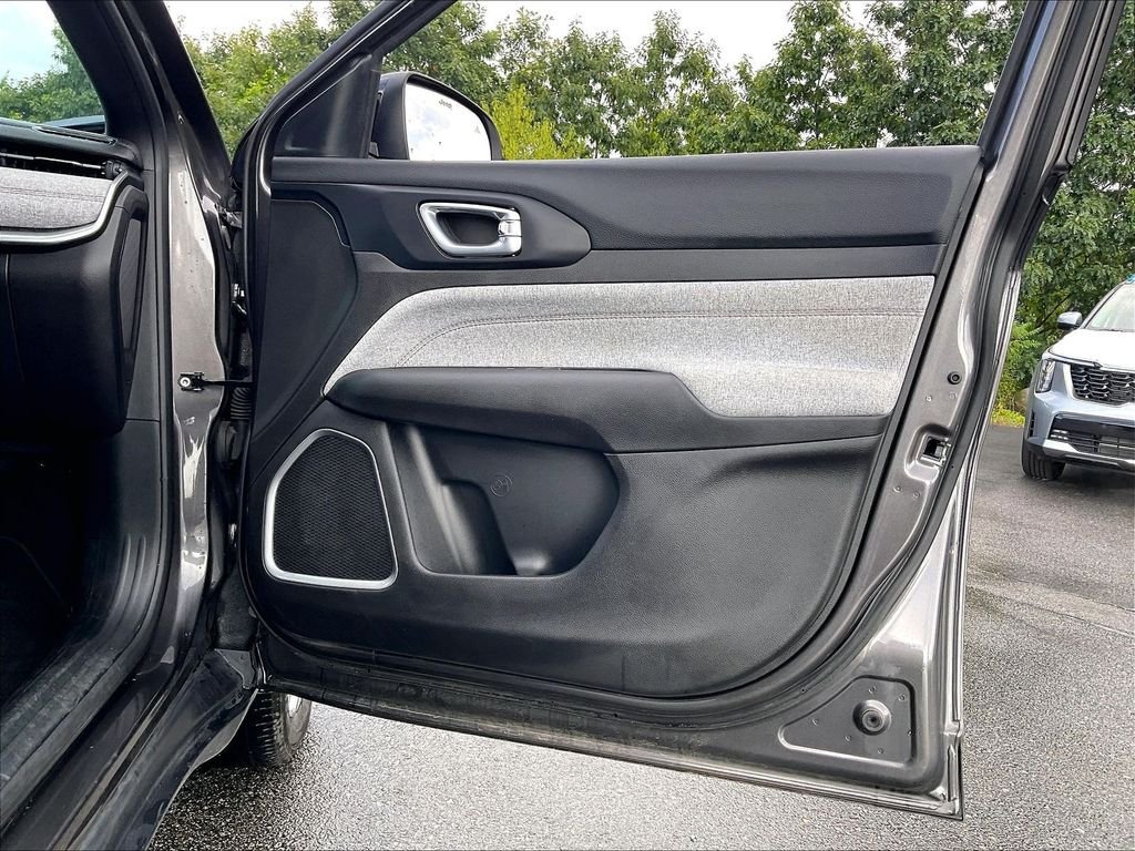 Used 2024 Gray Jeep Latitude Lux image 11