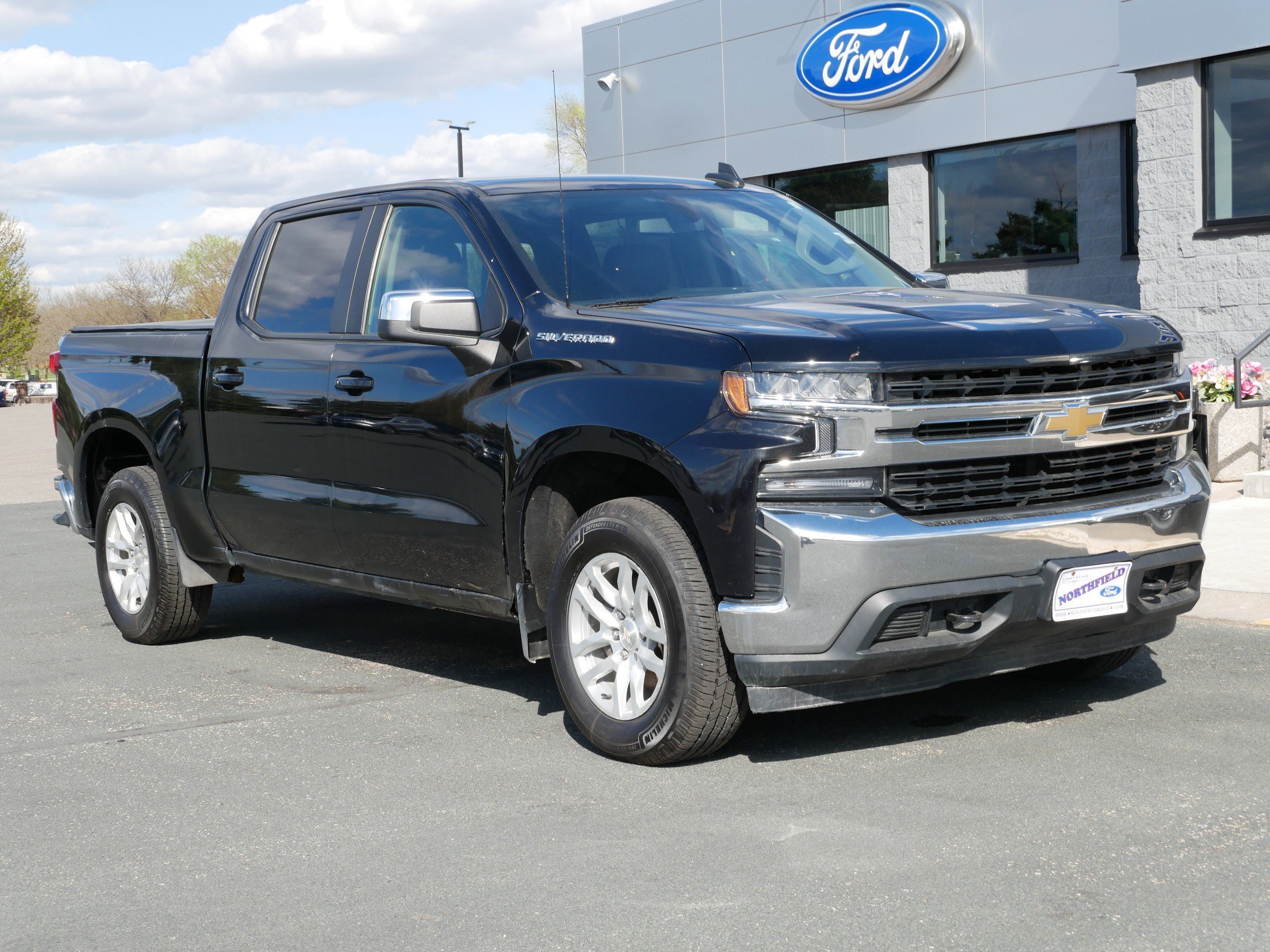 Used 2019 Chevrolet Silverado 1500 LT with VIN 1GCUYDED0KZ140979 for sale in Northfield, Minnesota