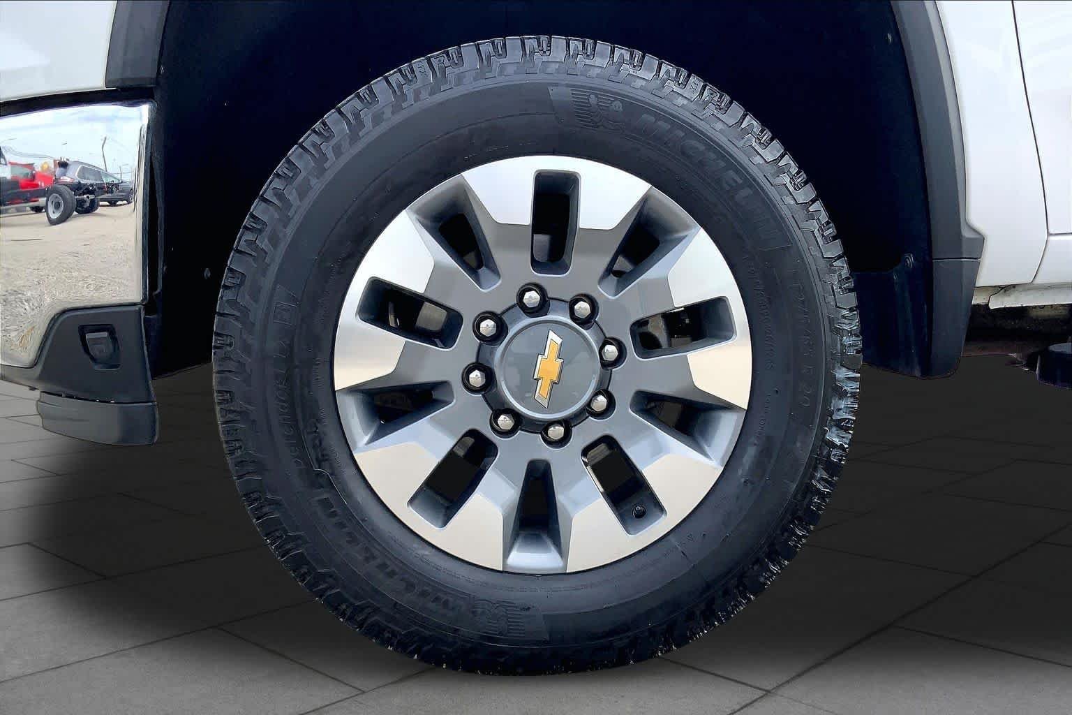 Used 2024 Summit White Chevrolet LT image 11
