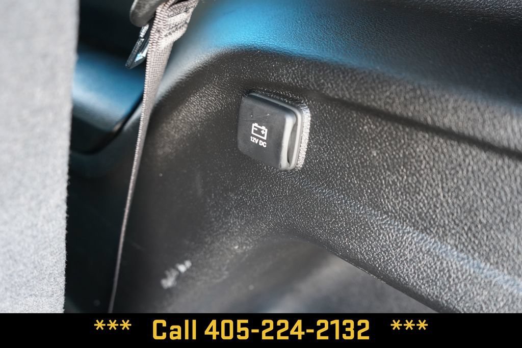 Used 2023  Jeep Laredo image 28