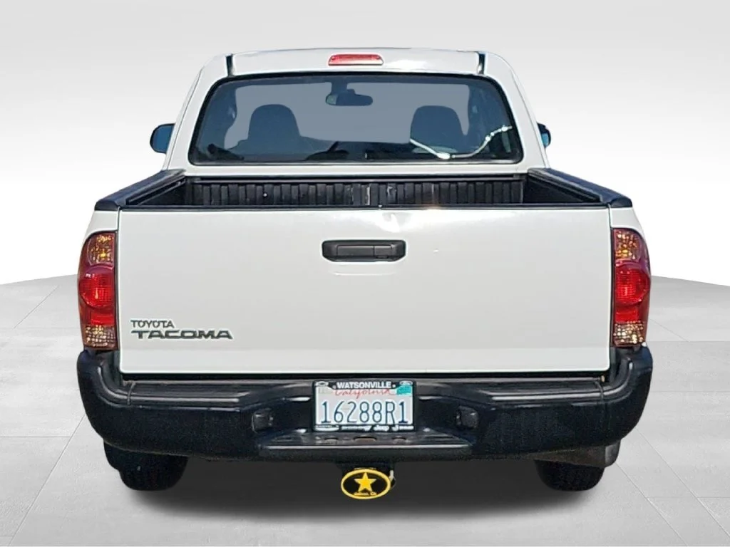 Used 2015 White Toyota Base image 4